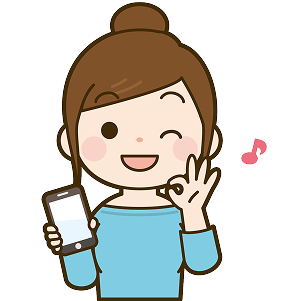 スマホ片手にウィンクする女性